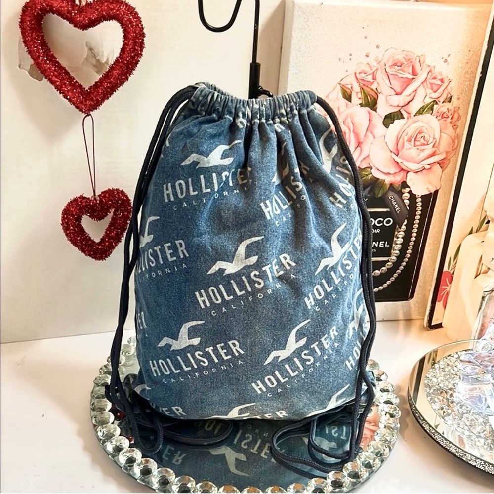 🐭 SALE! Hollister blue denim drawstring denim bucket bag or backpack LIKE NEW